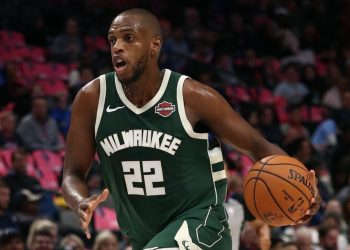 NBA: Khris Middleton regresaría cerca del comienzo de la temporada después cirugía de muñeca