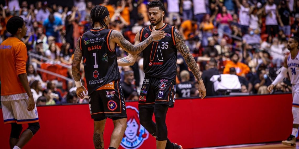 Atléticos se roban el quinto juego en el Clemente