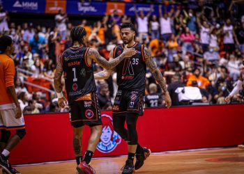 Atléticos se roban el quinto juego en el Clemente