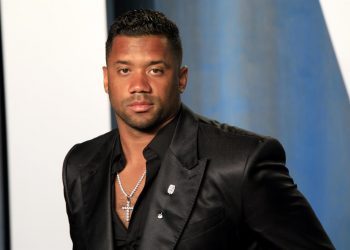 NFL: Broncos extienden a Russell Wilson por cinco años y $245 millones