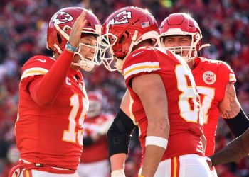 MAHOMES GUÍA A LOS CHIEFS EN VICTORIA SOBRE LOS 49ERS