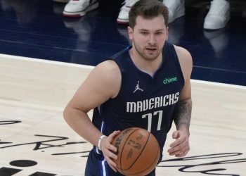 UN TRIPLE DOBLE DE DONCIC Y UNA LLUVIA DE TRIPLES TUMBAN A PORTLAND