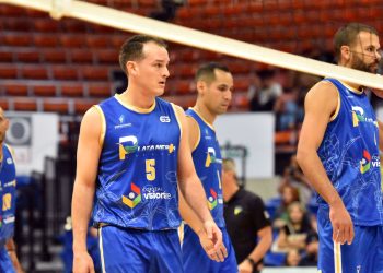 ALEXANDER ROBLES SE VISTE DE HÉROE EN EL TRIUNFO DE LOS PLATANEROS