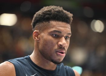 GIANNIS REGRESA Y LOS BUCKS APLASTAN 150-130 A LOS PISTONS