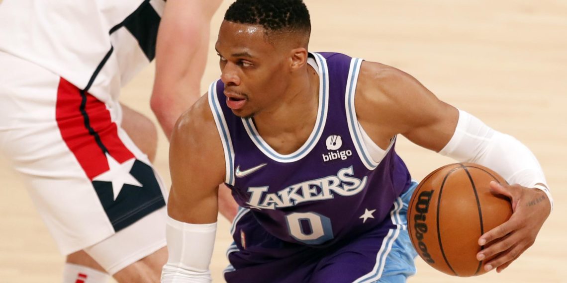 RUSSELL WESTBROOK SE DIRIGE A LOS CLIPPERS PARA JUGAR CON PAUL GEORGE Y KAWHI LEONARD