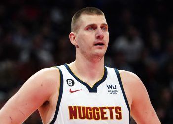 NUGGETS SUFREN HASTA EL FINAL CONTRA 76ERS SIN EMBIID NI HARDEN