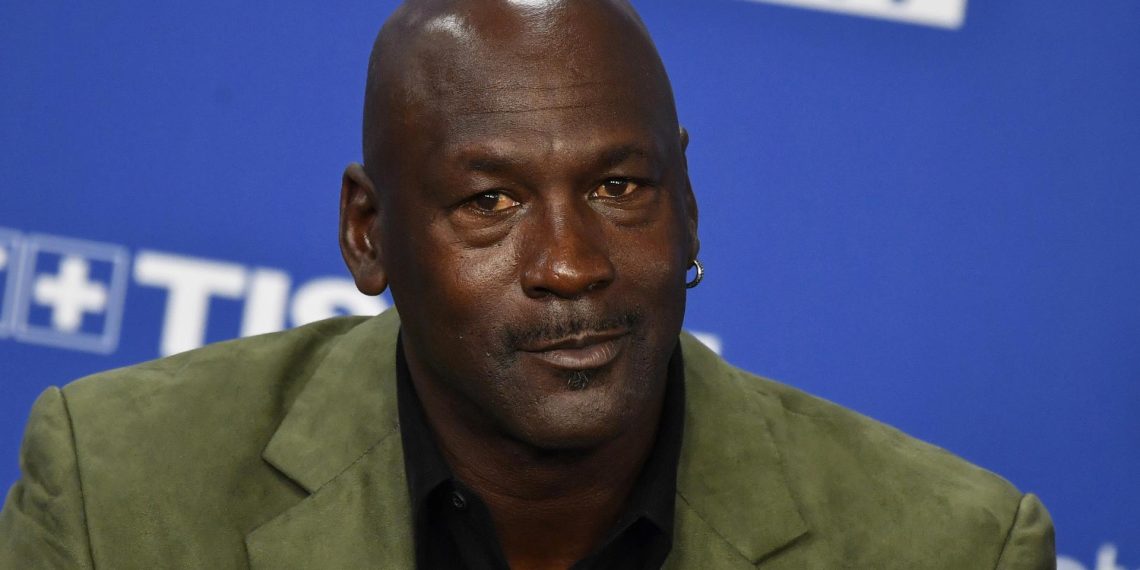 MICHAEL JORDAN EN NEGOCIACIONES PARA VENDER A LOS HORNETS