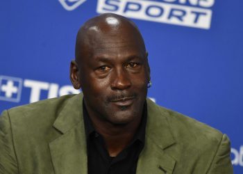 MICHAEL JORDAN EN NEGOCIACIONES PARA VENDER A LOS HORNETS