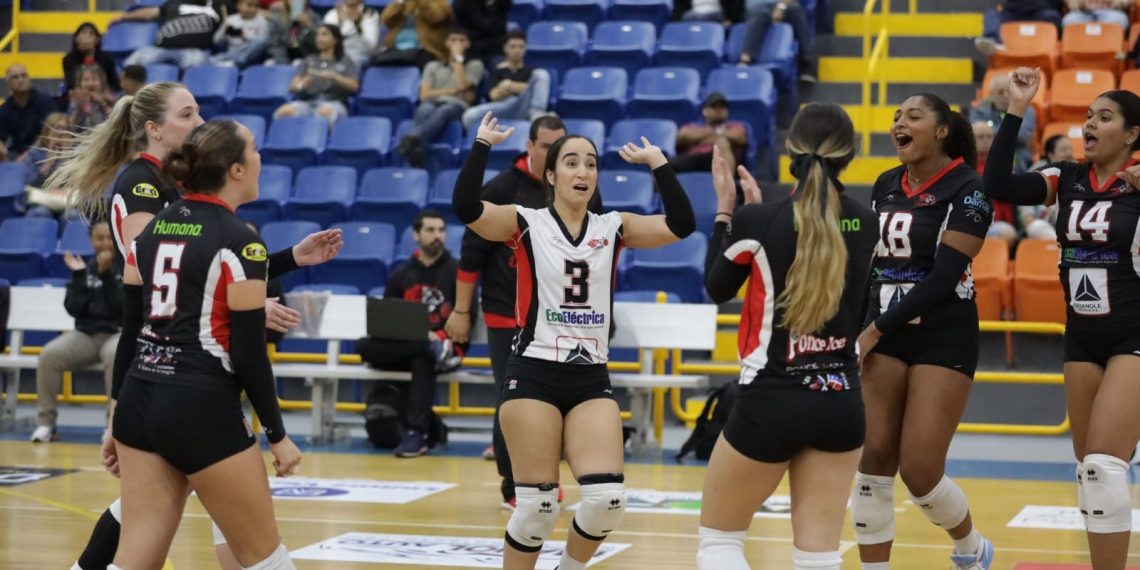 RUGEN FUERTE LAS LEONAS ANTE SANTUCE