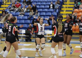 RUGEN FUERTE LAS LEONAS ANTE SANTUCE