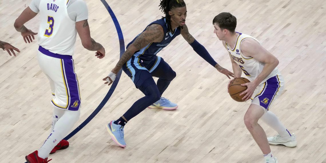 REAVES Y HACHIMURA SE LUCEN Y LAKERS ARRANCAN LOS PLAYOFFS 1-0 VS MEMPHIS