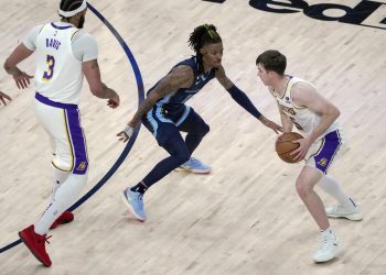 REAVES Y HACHIMURA SE LUCEN Y LAKERS ARRANCAN LOS PLAYOFFS 1-0 VS MEMPHIS