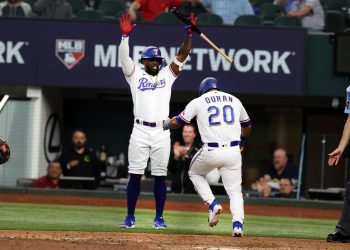 RANGERS APLASTAN A LOS ASTROS Y GANAN LA SERIE DE TEXAS