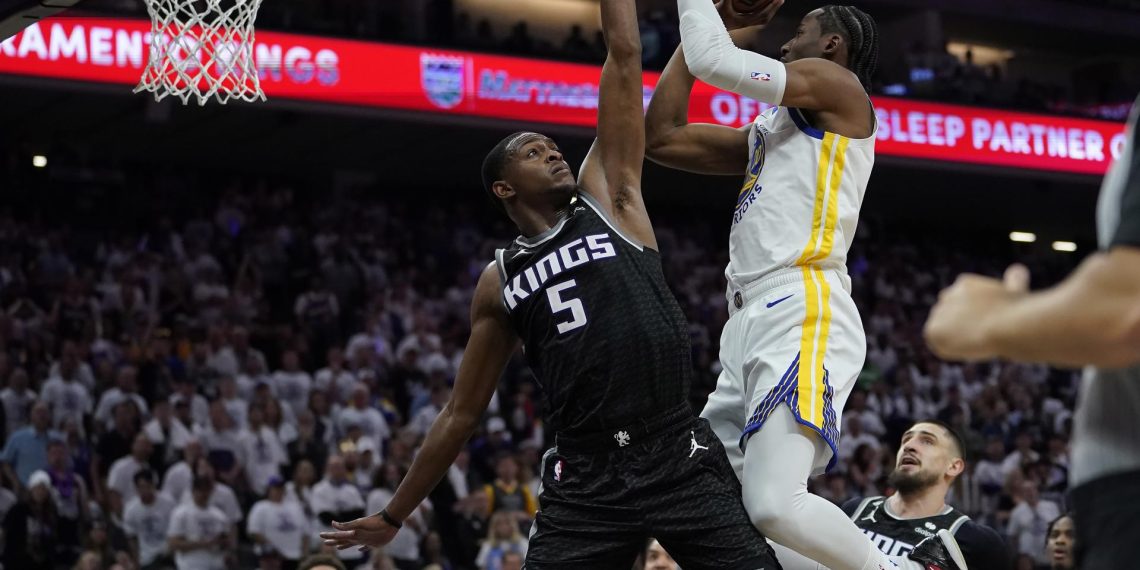 KINGS SUPERAN A LOS WARRIORS EN SU PRIMER PARTIDO DE PLAYOFFS EN 17 AÑOS