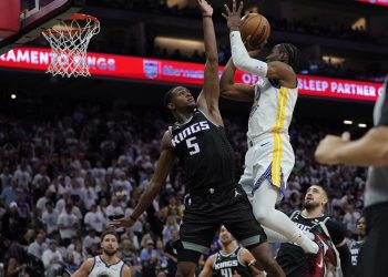 KINGS SUPERAN A LOS WARRIORS EN SU PRIMER PARTIDO DE PLAYOFFS EN 17 AÑOS