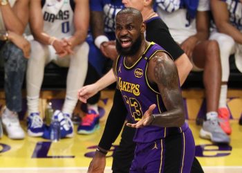 LeBron: «Como compañeros de equipo, intentamos respaldar» a Doncic